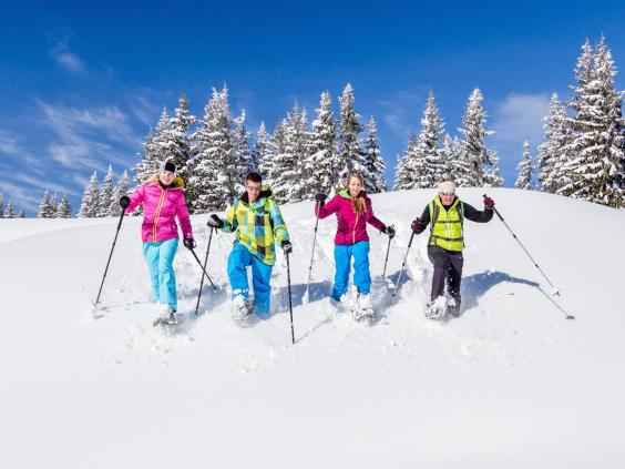 Bei einer geführten Schneeschuhwanderung können Sie die traumhafte Winterlandschaft rund um das Bergdorf entdecken